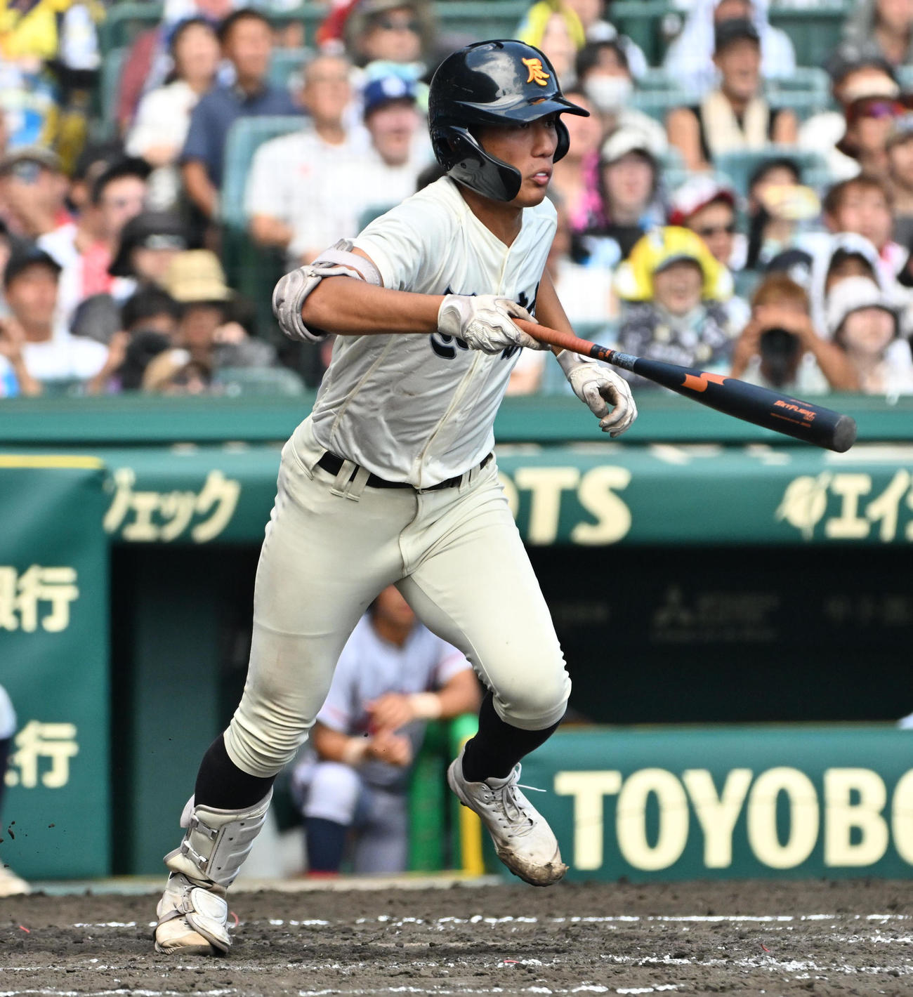 京都国際対尽誠学園　5回裏尽誠学園2死満塁　広瀬賢汰は逆転右適時打を放つ（撮影・石井愛子）