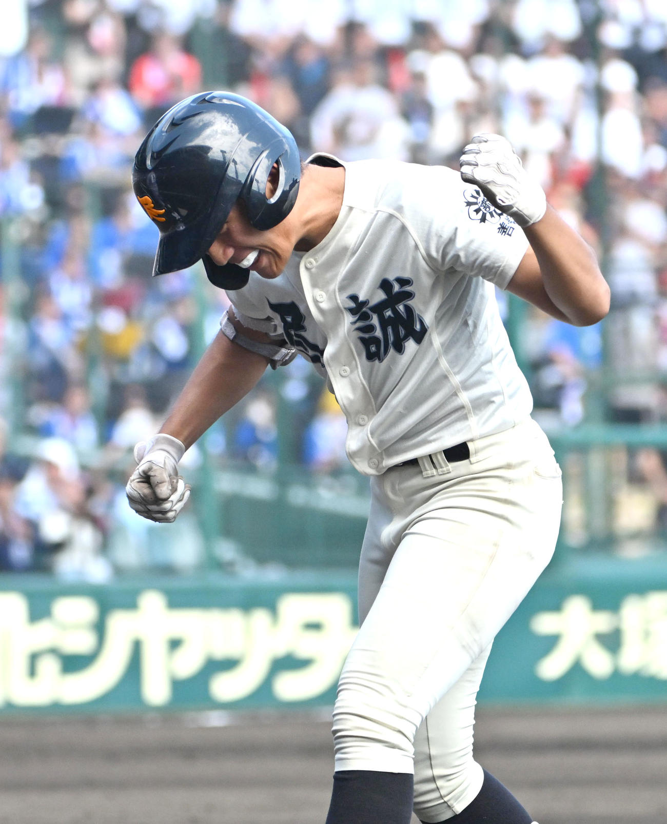 京都国際対尽誠学園　5回裏尽誠学園2死満塁　広瀬賢汰は逆転右適時打を放ちガッツポーズをする（撮影・石井愛子）