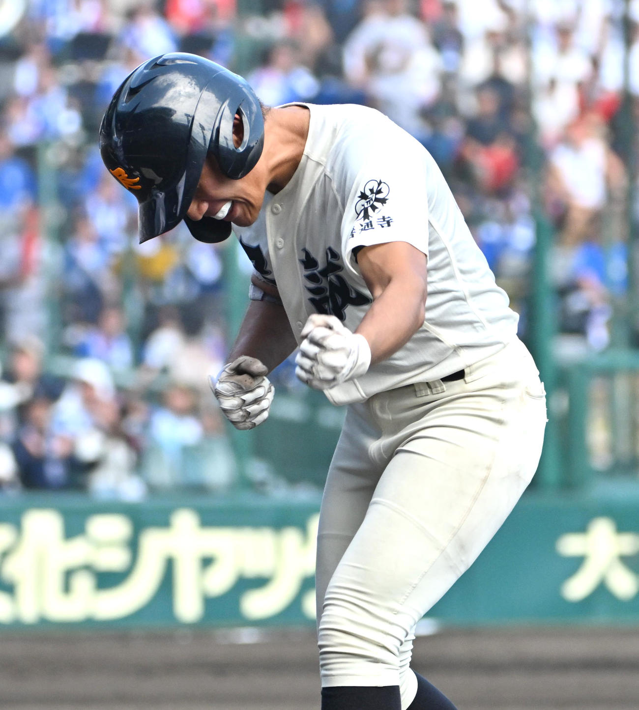 京都国際対尽誠学園　5回裏尽誠学園2死満塁　広瀬賢汰は逆転右適時打を放つ（撮影・石井愛子）