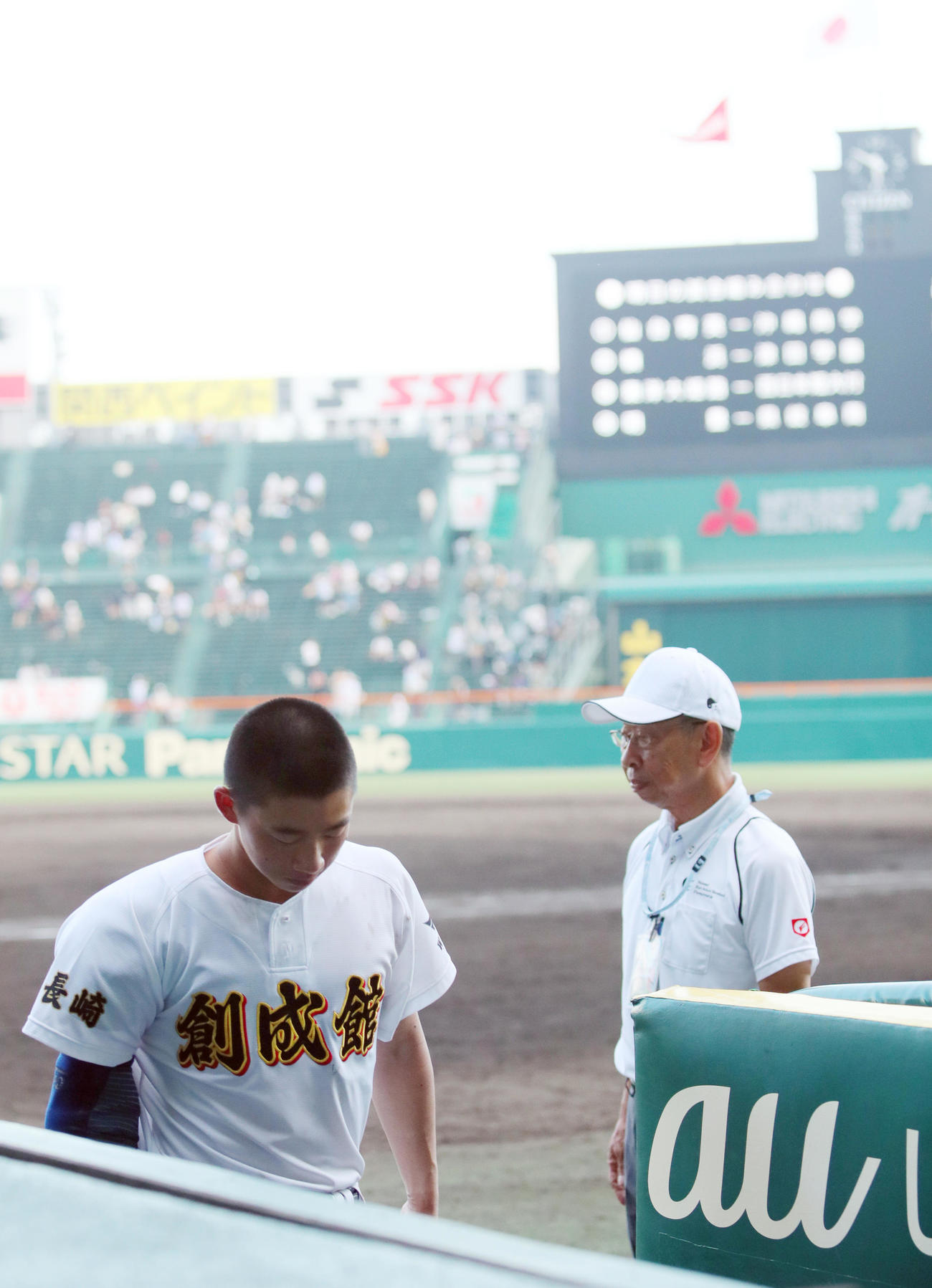 関東第一対創成館　関東第一に敗れ甲子園球場を去る創成館エース森下（撮影・上山淳一）