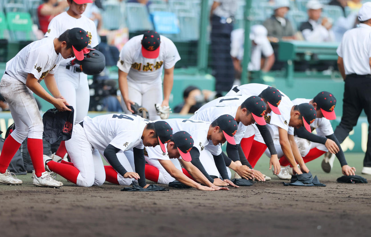 関東第一対創成館　関東第一に敗れ甲子園の土を拾う創成館ナイン（撮影・上山淳一）