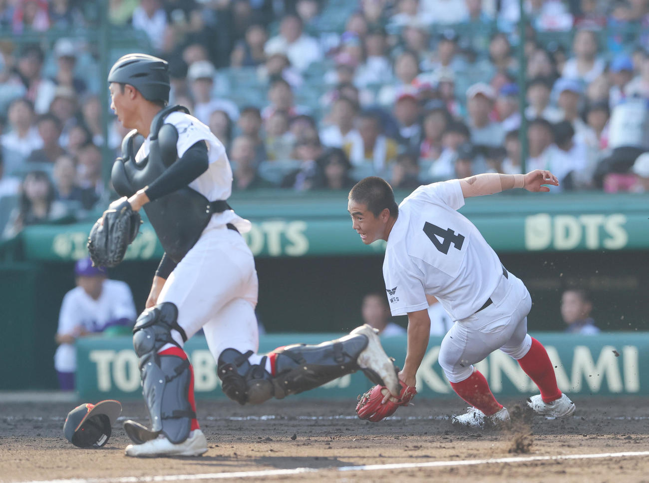 関東第一対創成館　3回表関東第一1死一塁、三塁手中山（右）は大沢のバントを落球する。捕手山下（撮影・上山淳一）