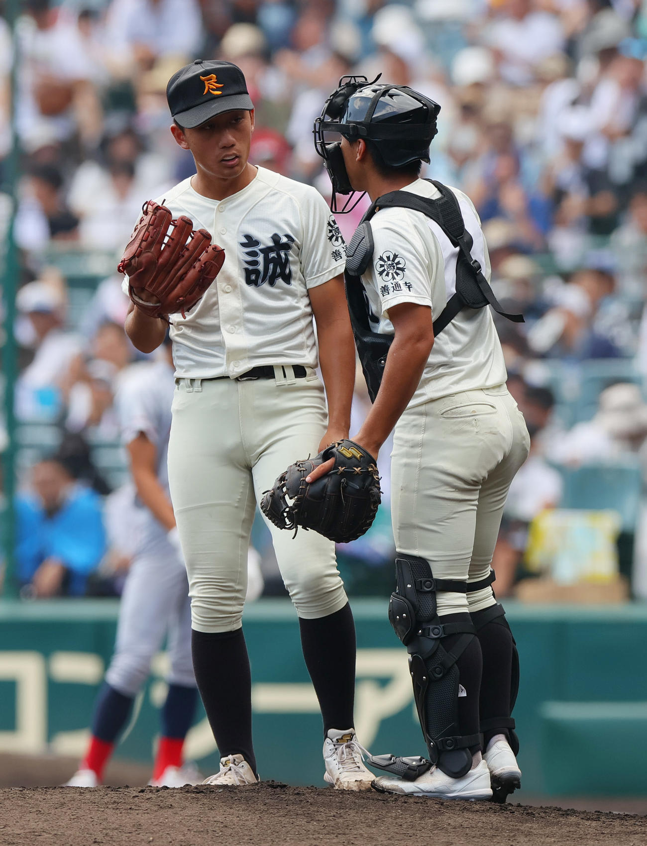 京都国際対尽誠学園　1回表、投手広瀬（左）のもとに向かい話す捕手鎌田（撮影・上山淳一）