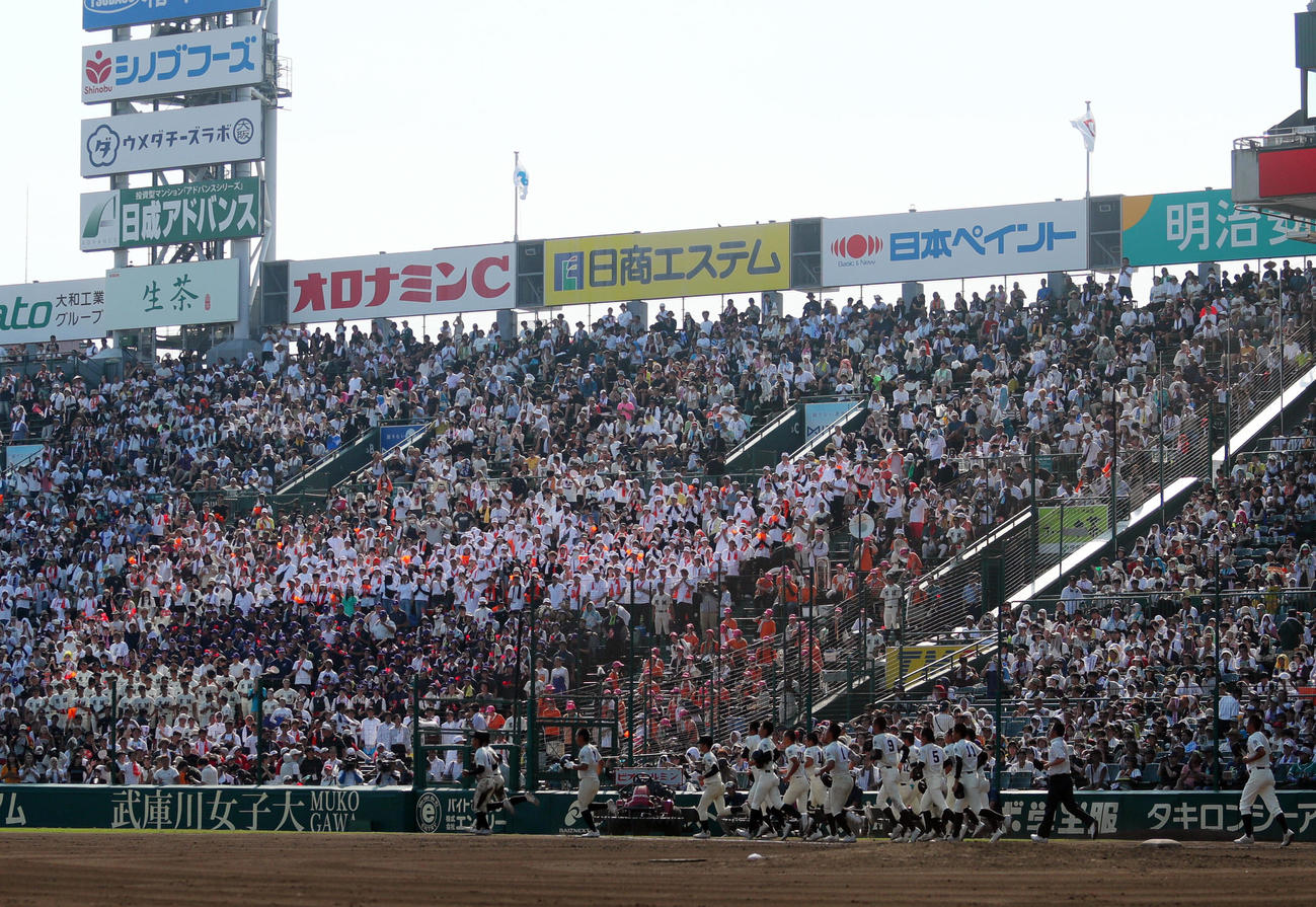 京都国際対尽誠学園　試合を終えた尽誠学園ナインに拍手を送るアルプスの応援団（撮影・上山淳一）