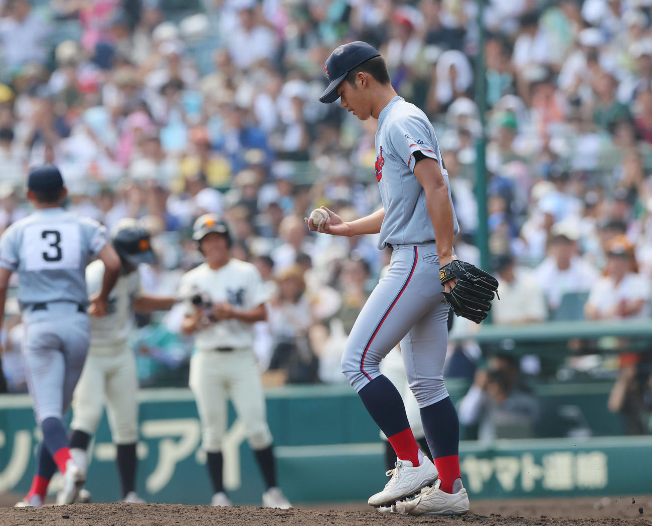 京都国際対尽誠学園　5回裏尽誠学園2死満塁、投手酒谷は広瀬に右前2点適時打で浴びる（撮影・上山淳一）