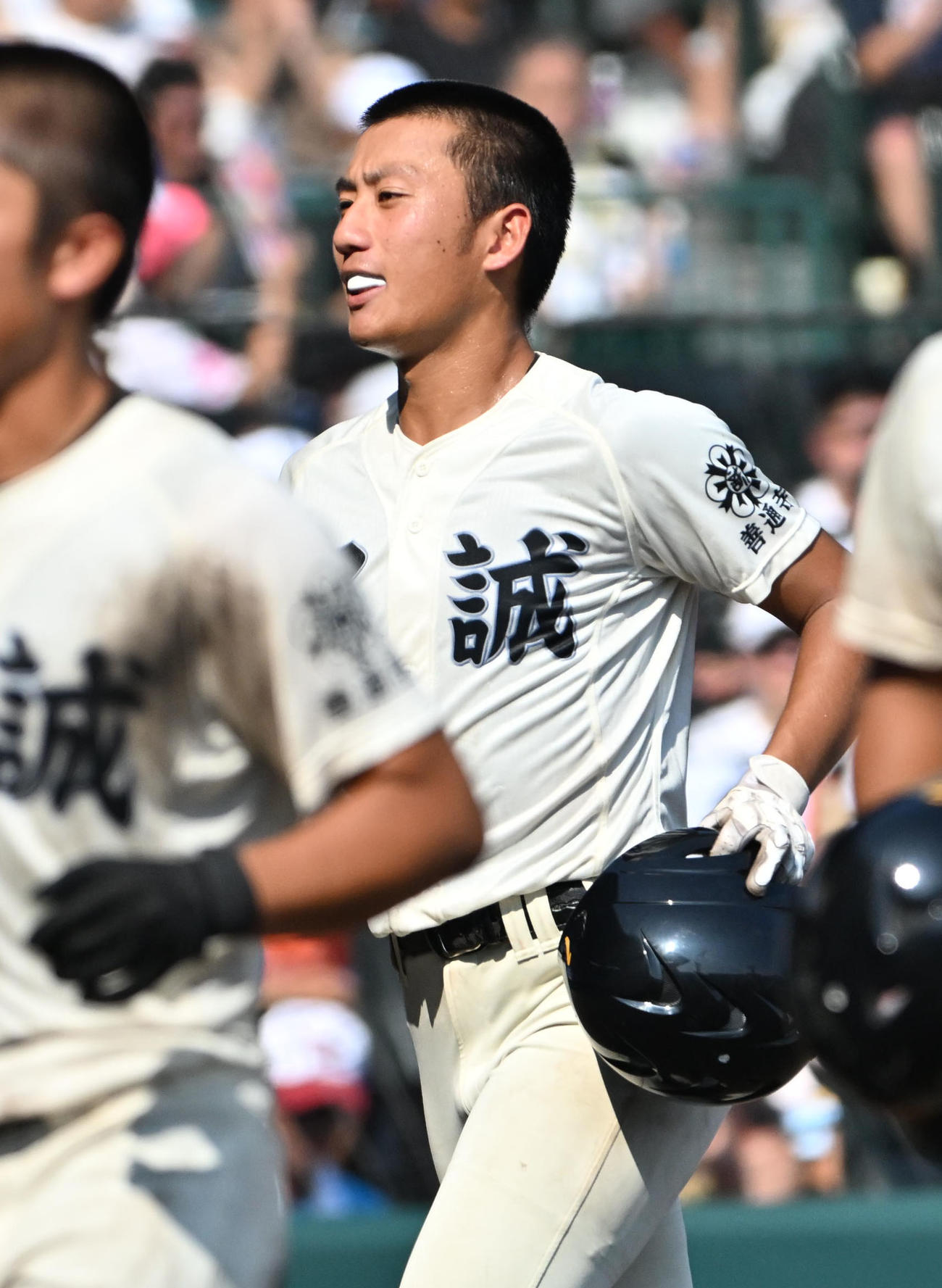 京都国際対尽誠学園　京都国際に敗れ肩を落とす尽誠学園・広瀬賢汰（撮影・石井愛子）