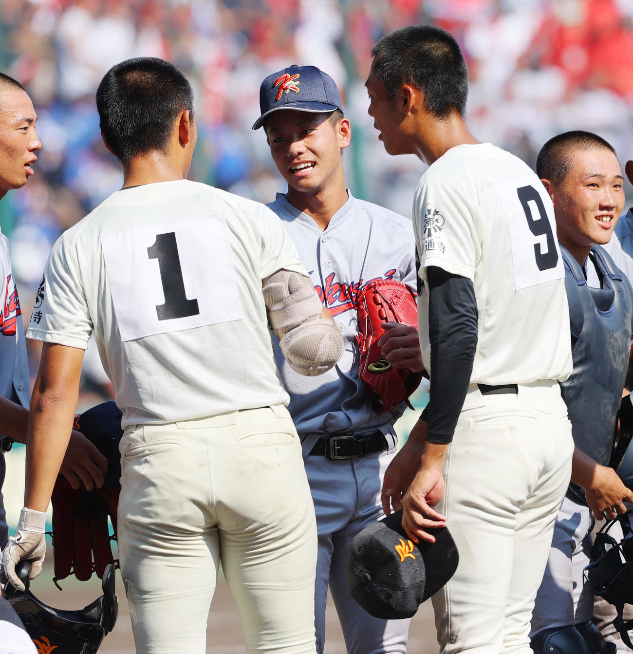 京都国際対尽誠学園　試合を終え京都国際エース西村（中央）は尽誠学園エース広瀬（左から2人目）と言葉をかわす（撮影・上山淳一）