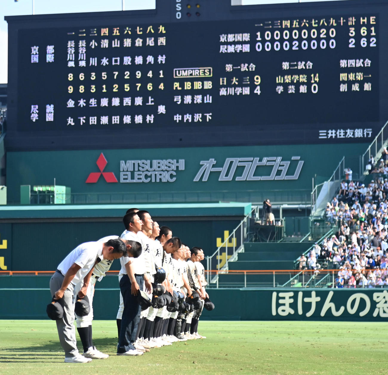 京都国際対尽誠学園　試合終了後、アルプスにあいさつをする尽誠学園ナイン（撮影・石井愛子）