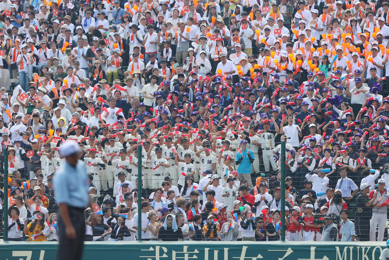 京都国際対尽誠学園　5回裏、グラウンドの選手らに声援を送るアルプスの尽誠学園応援団（撮影・上山淳一）