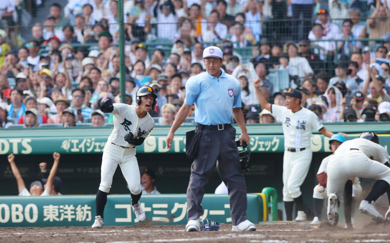 京都国際対尽誠学園　5回裏尽誠学園2死満塁、広瀬の右前2点適時打で盛り上がる尽誠学園ナイン（撮影・上山淳一）