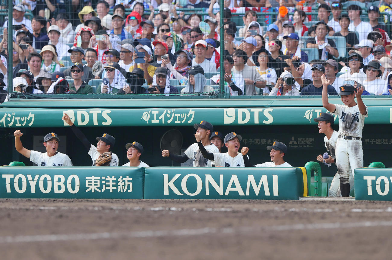 京都国際対尽誠学園　5回裏尽誠学園2死満塁、広瀬の右前2点適時打で盛り上がる尽誠学園ナイン（撮影・上山淳一）