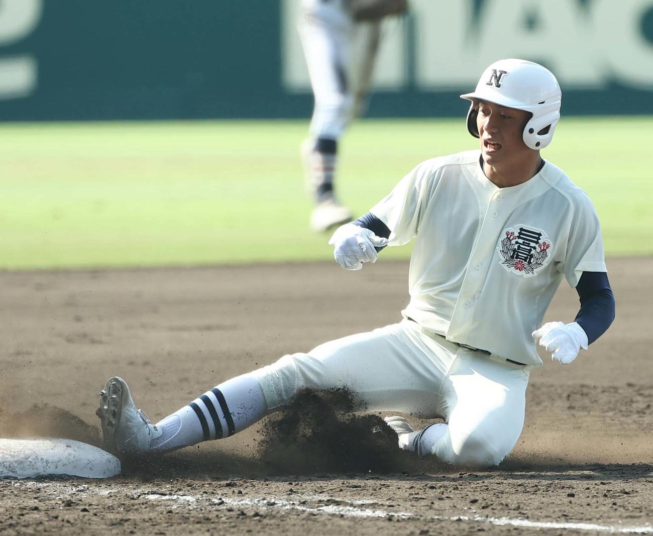 高川学園対日大三　1回裏日大三2死二、三塁、安部は2点適時三塁打を放つ（撮影・上田博志）