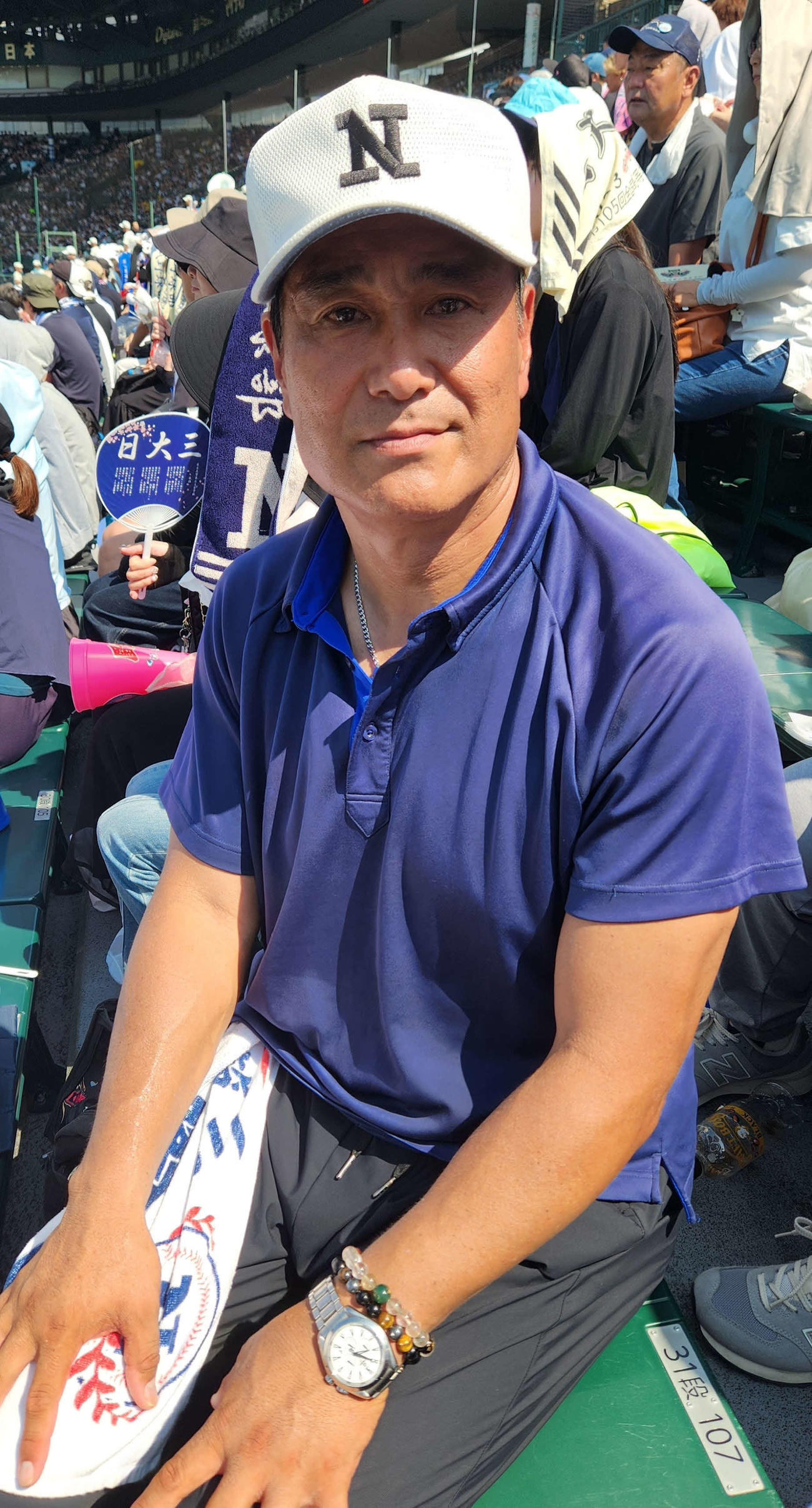 アルプスで観戦する、日大三、安部翔夢の父奈知さん（撮影・保坂淑子）