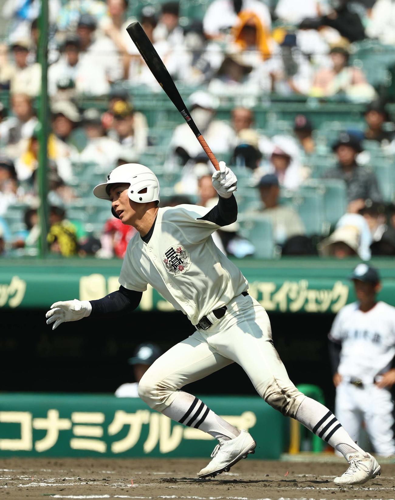 高川学園対日大三　8回裏日大三1死一、二塁、安部は左前打を放つ（撮影・上田博志）