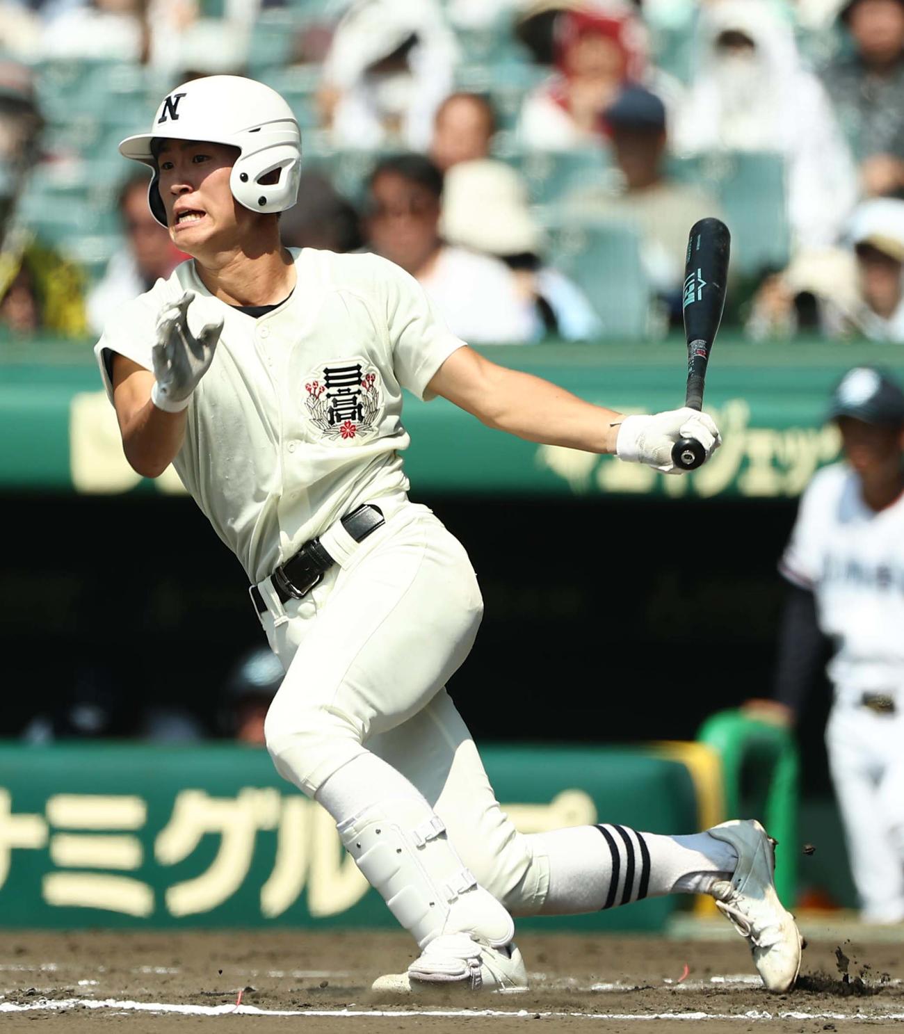 高川学園対日大三　7回裏日大三2死一、二塁、松岡は適時二塁打を放つ（撮影・上田博志）
