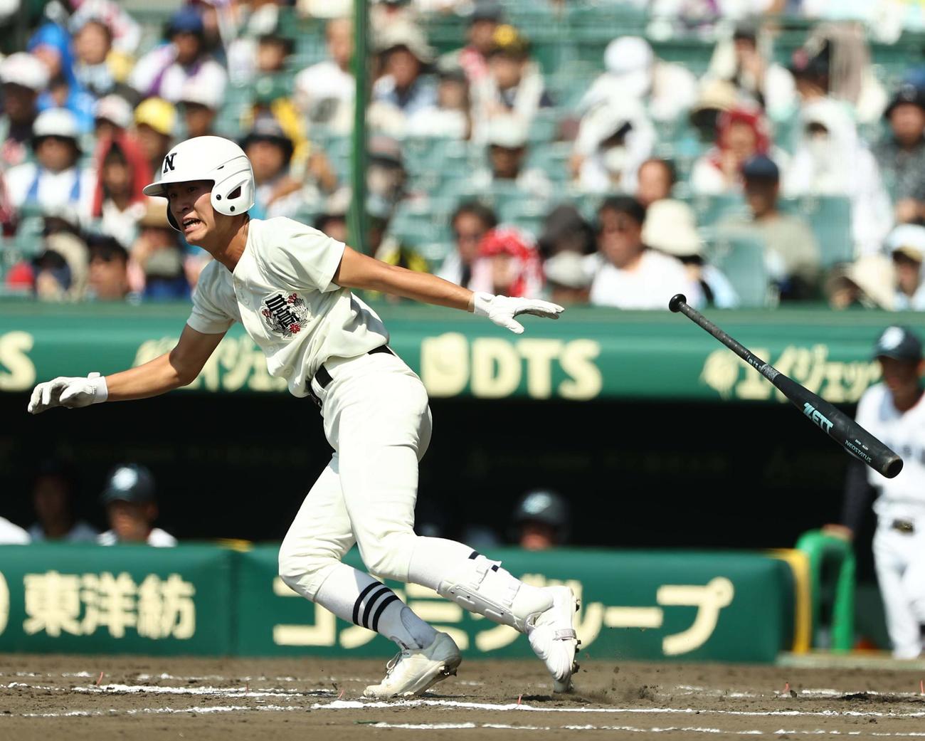 高川学園対日大三　7回裏日大三2死一、二塁、松岡は適時二塁打を放つ（撮影・上田博志）
