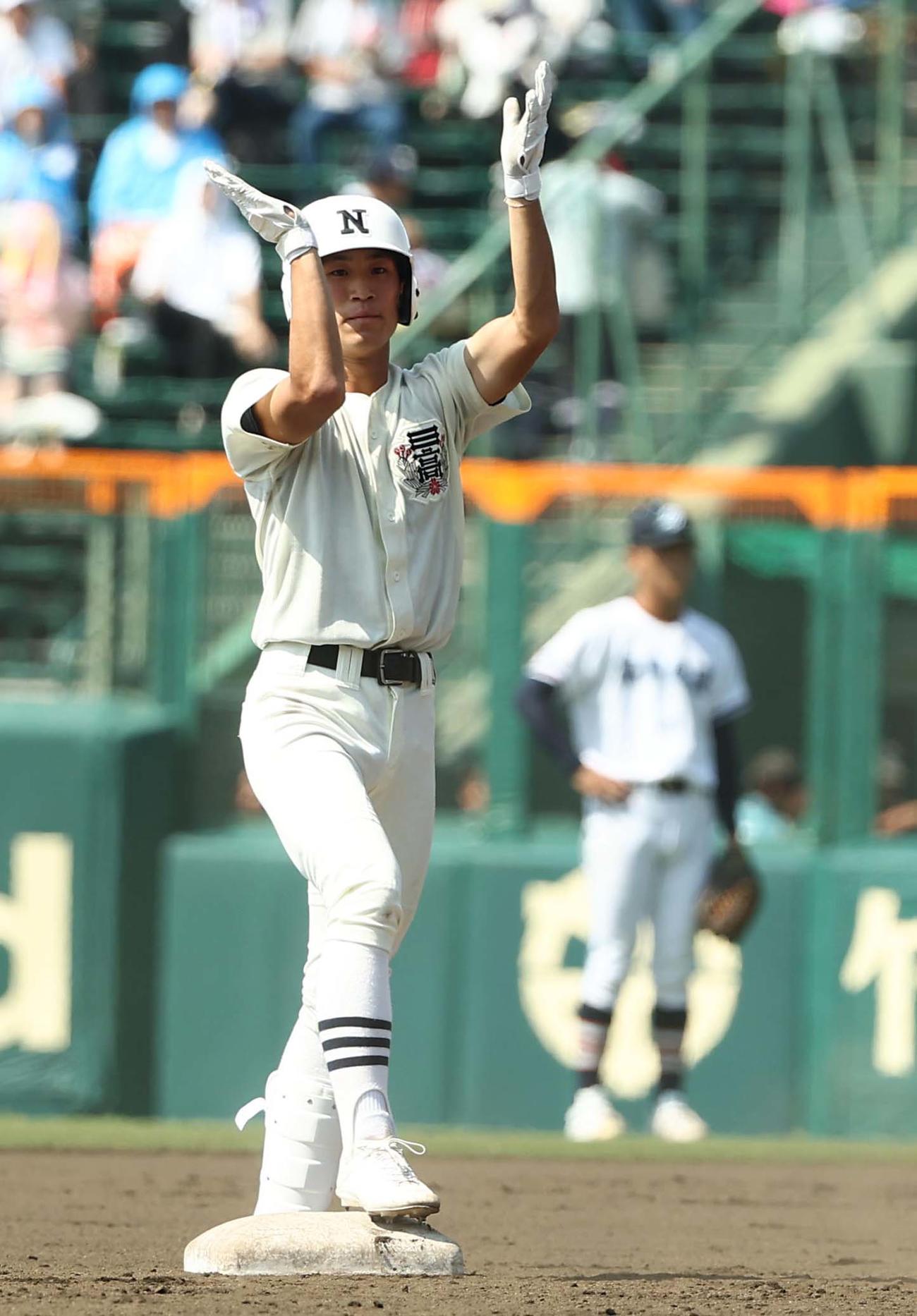 高川学園対日大三　7回裏日大三2死一、二塁、適時二塁打を放った松岡は手をたたいて喜ぶ（撮影・上田博志）