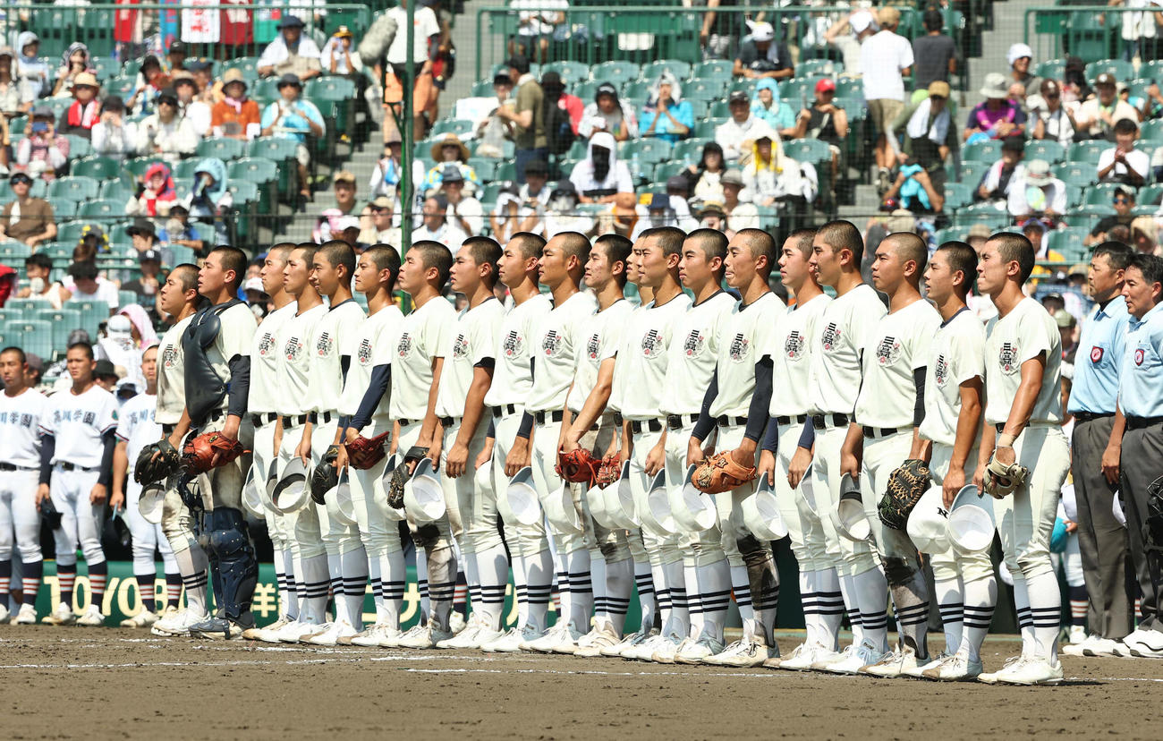 高川学園対日大三　高川学園に勝利し校歌を歌う日大三ナイン（撮影・上田博志）