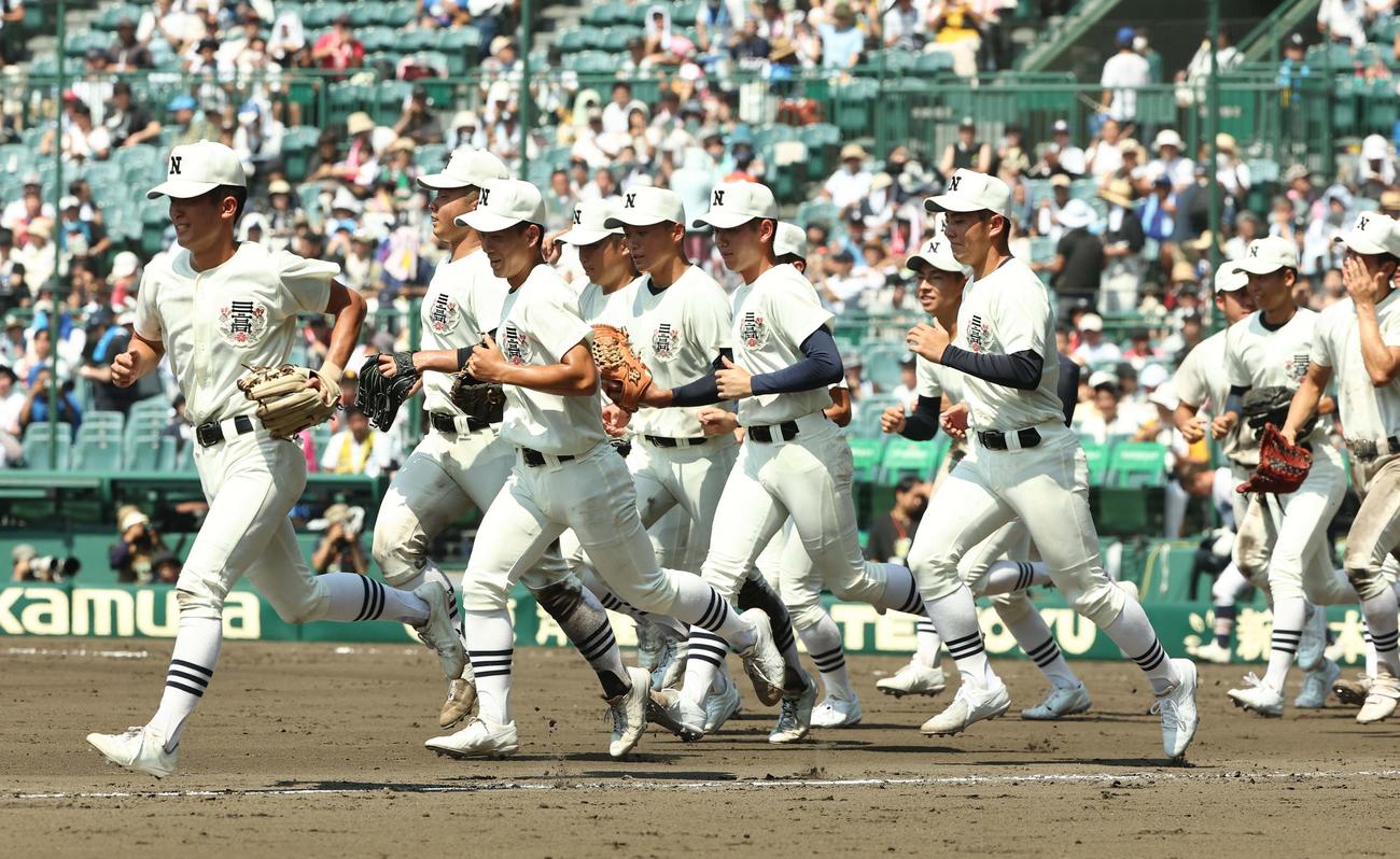 高川学園対日大三　高川学園に勝利した日大三ナインは応援団席へ駆けだす（撮影・上田博志）