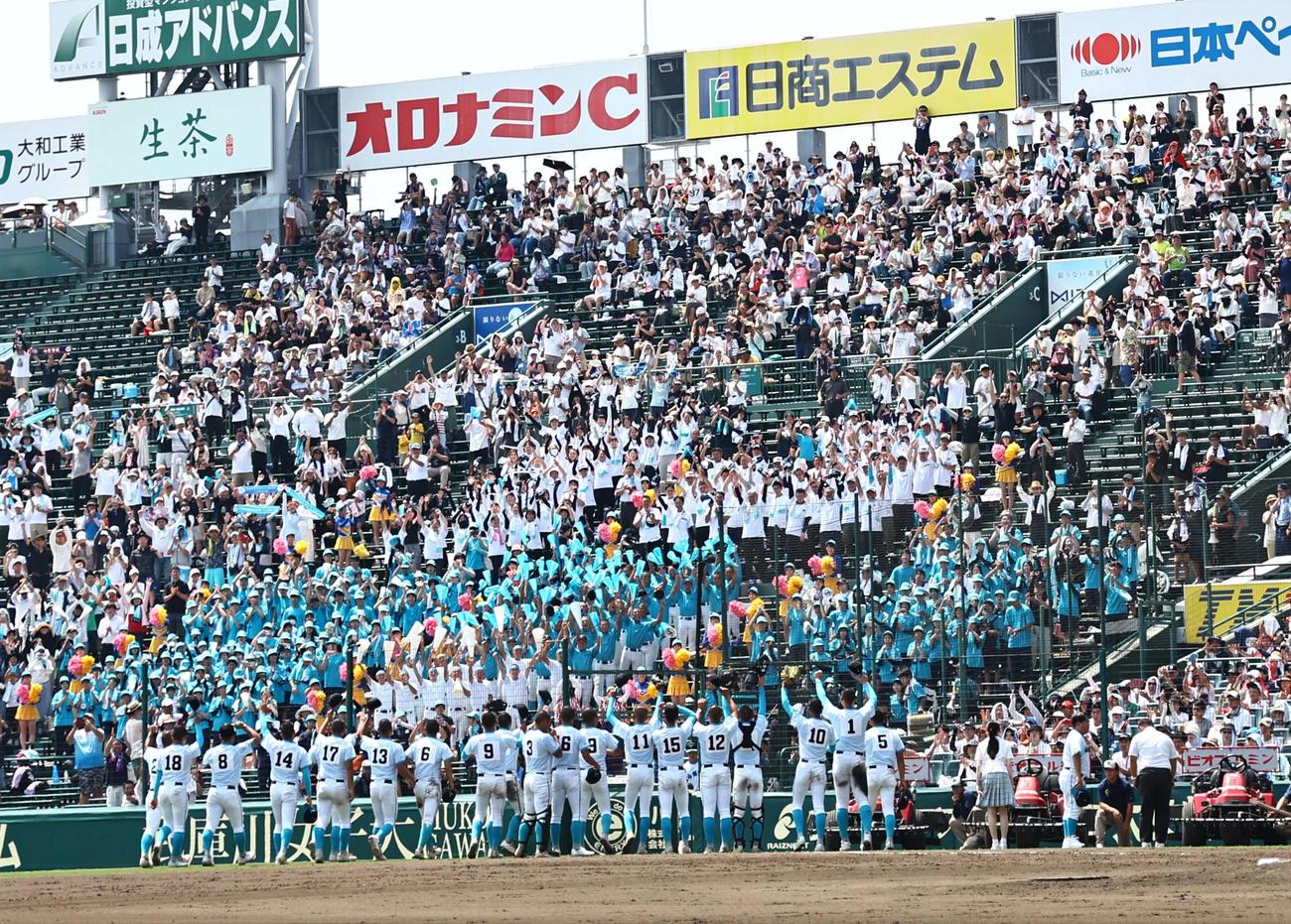 山梨学院対岡山学芸館　応援団と勝利を喜び合う山梨学院ナイン（撮影・上田博志）