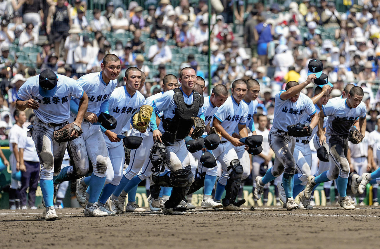 岡山学芸館に勝利し、駆け出す山梨学院ナイン（共同）