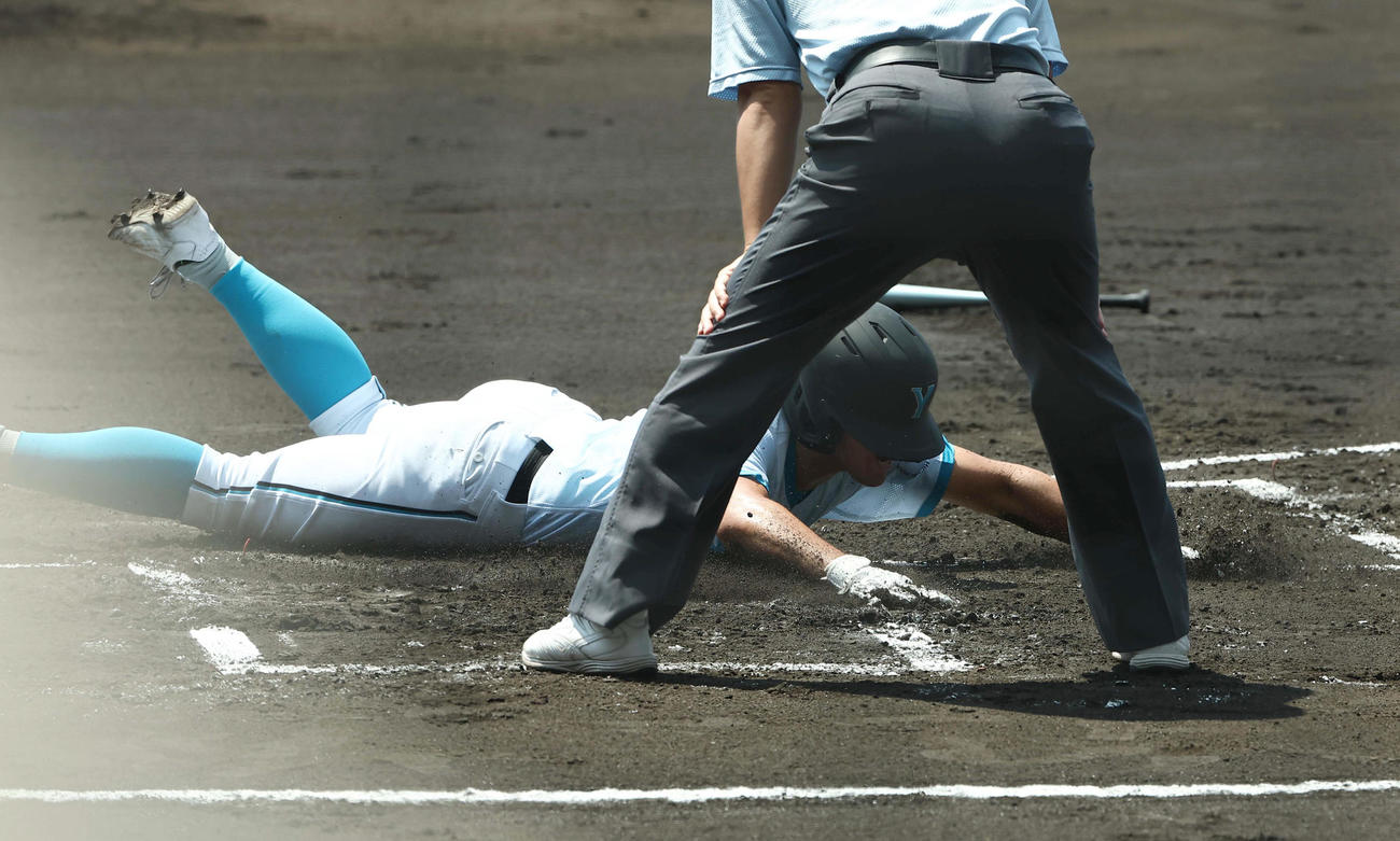 山梨学院対岡山学芸館　1回表山梨学院2死一塁、宮川は横山の適時二塁打で生還する（撮影・上田博志）