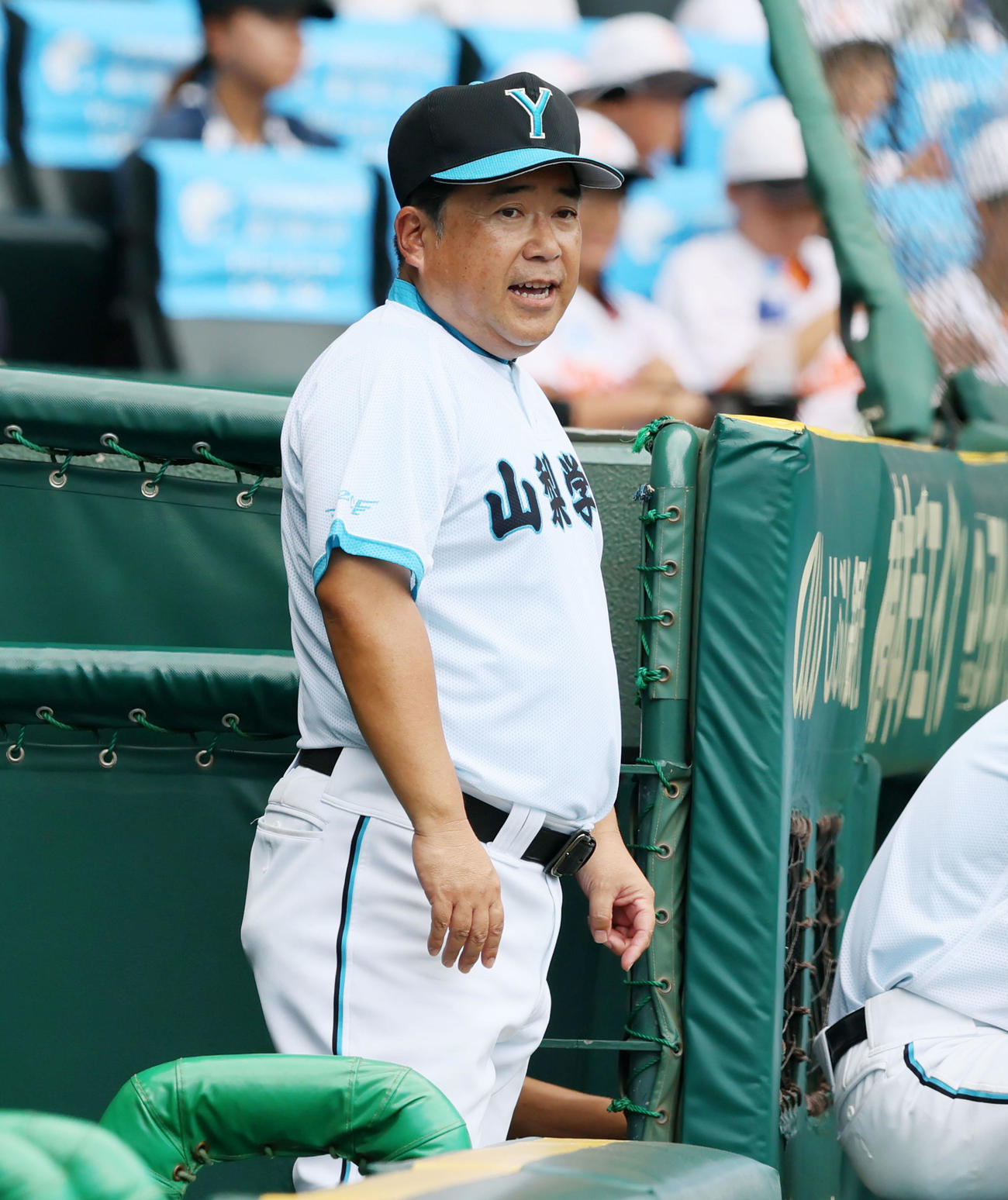 山梨学院対岡山学芸館　7回表、ベンチからナインを見る山梨学院の吉田監督（撮影・加藤哉）