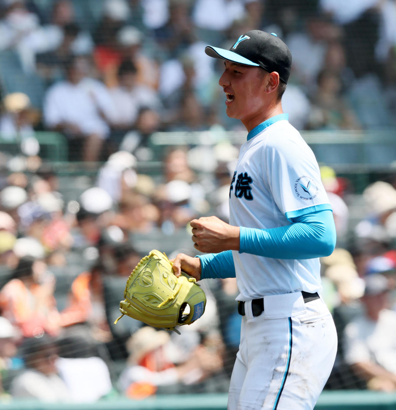 山梨学院対岡山学芸館　2回裏岡山学芸館1死二塁、菰田は佐藤滉を二直併殺に仕留めガッツポーズを見せながらベンチへ引き揚げる（撮影・加藤哉）