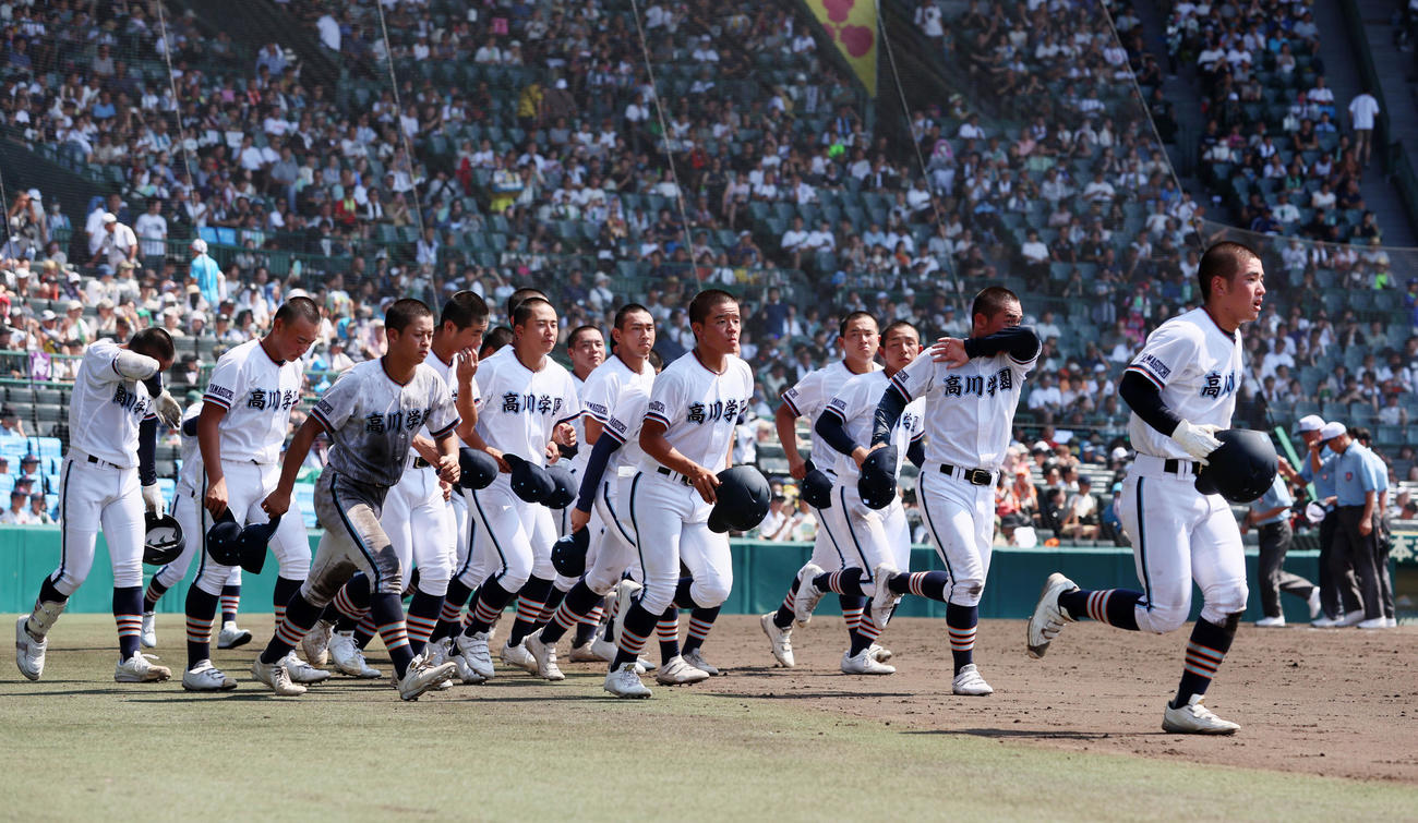 高川学園対日大三　日大三に敗れアルスプススタンドの応援団にあいさつへ向かう高川学園ナイン（撮影・加藤哉）