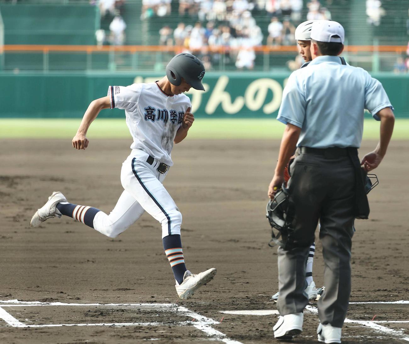 高川学園対日大三　1回表高川学園1死一、三塁、若藤は遠矢の適時打で生還する（撮影・上田博志）