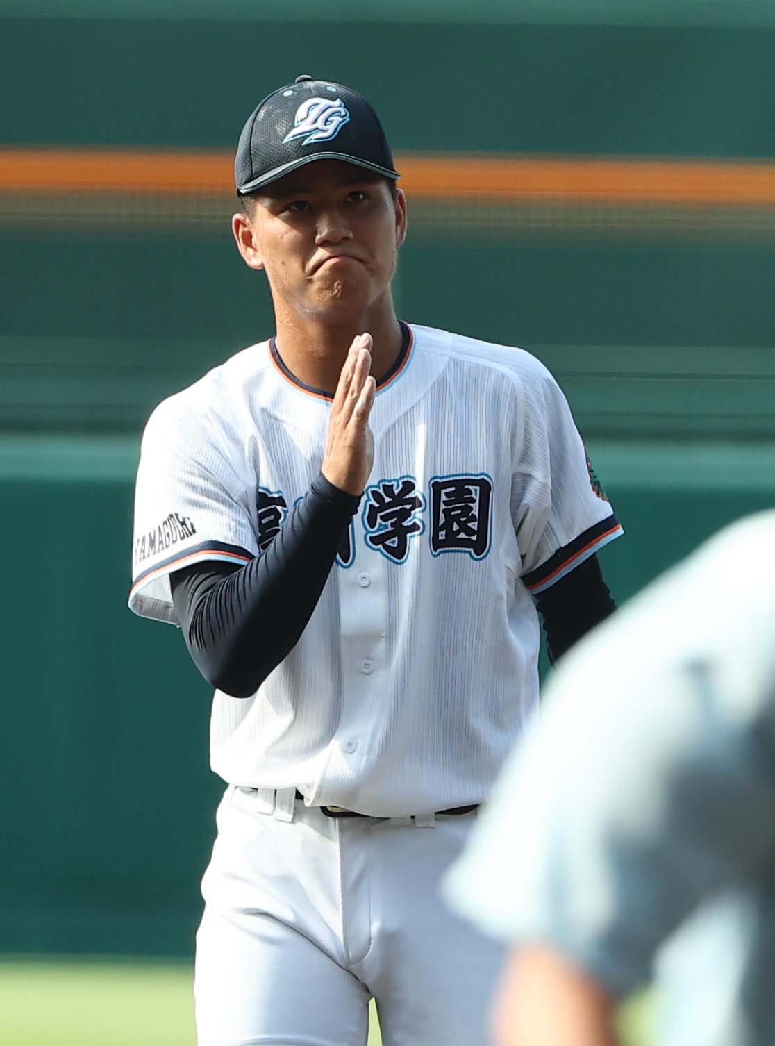 高川学園対日大三　1回、失点した高川学園先発の木下は渋い表情を見せる（撮影・上田博志）