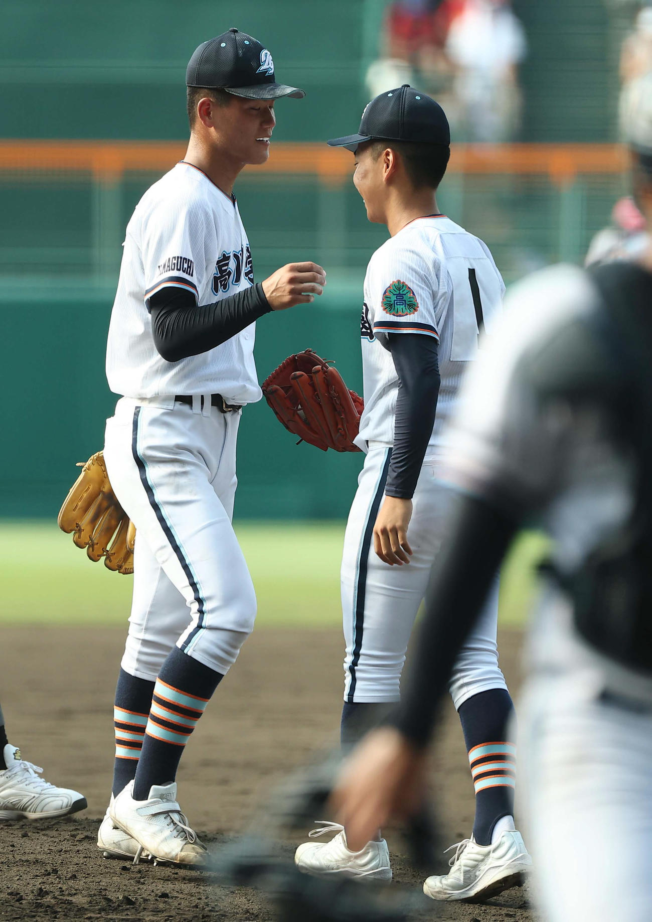 高川学園対日大三　1回途中でエース高川学園・松本（右）と交代する先発の木下（撮影・上田博志）