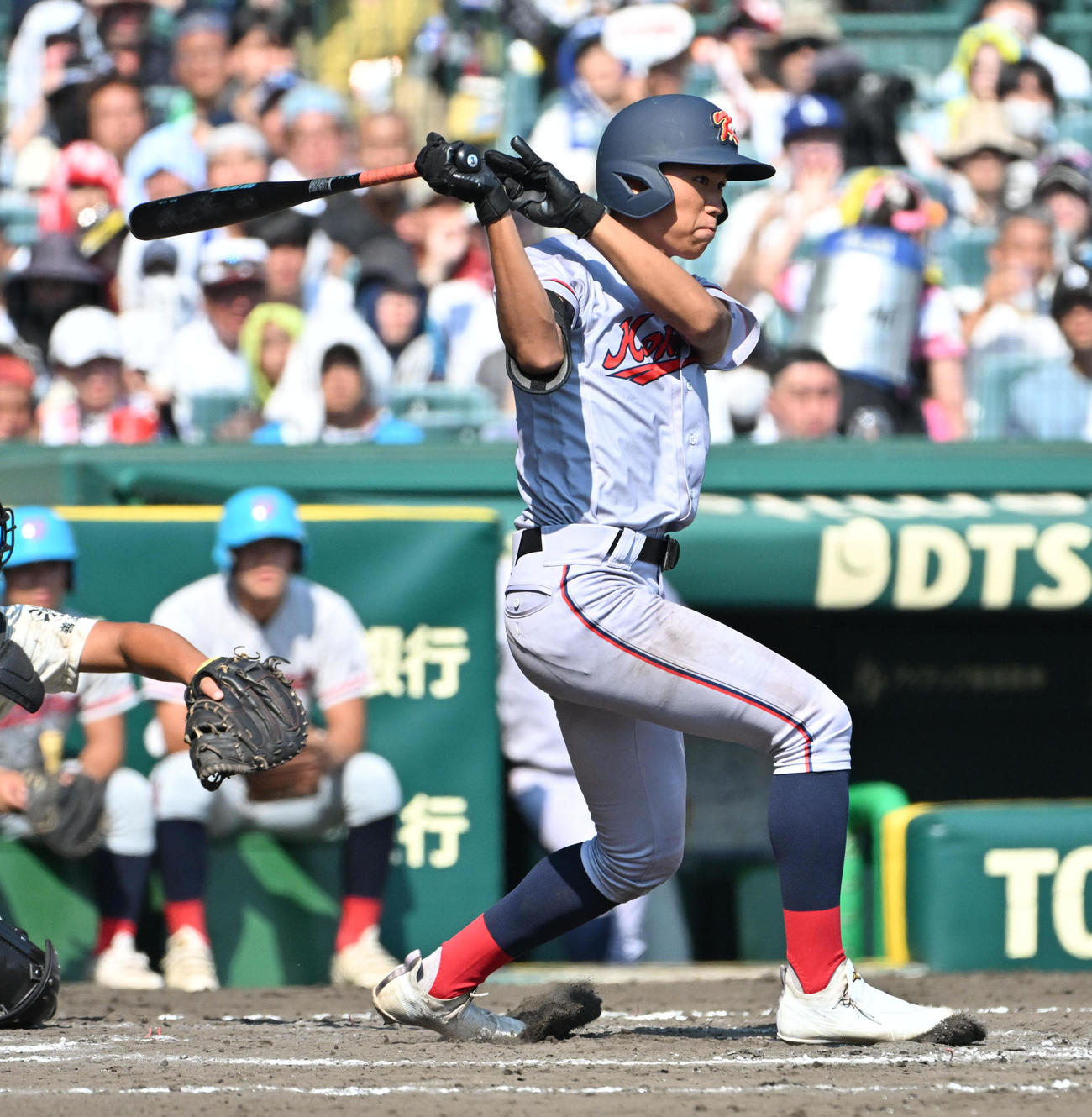 京都国際対尽誠学園　8回表2死二、三塁　小川礼斗は右適時打を放つ（撮影・石井愛子）