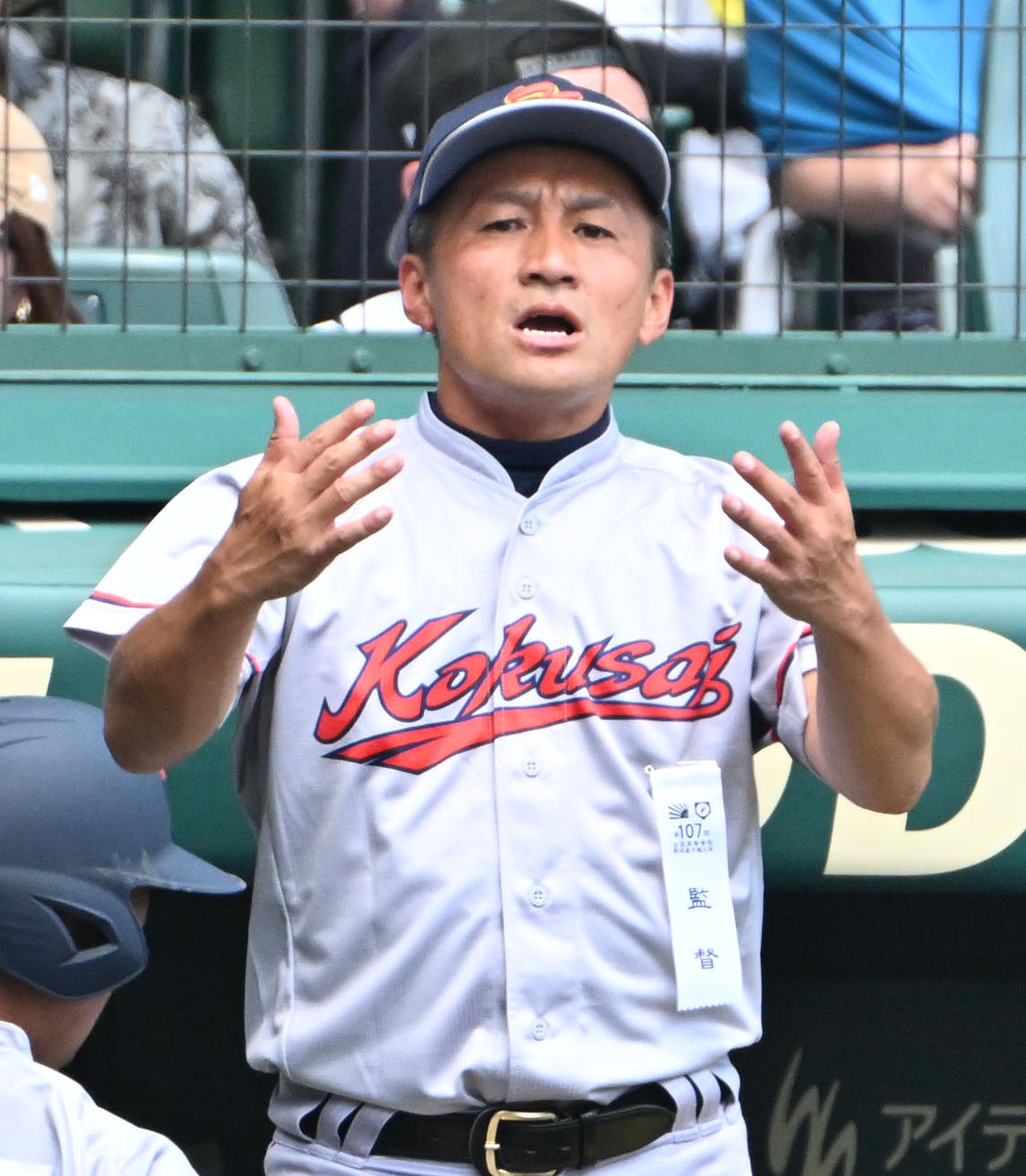 京都国際対尽誠学園　選手に声をかける京都国際の小牧憲継監督（撮影・石井愛子）