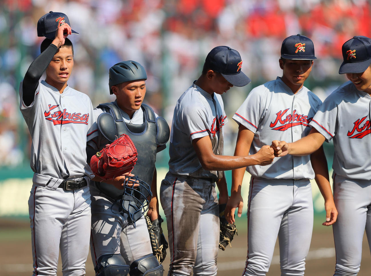 京都国際対尽誠学園　尽誠学園に勝利しあいさつする京都国際エース西村（左）（撮影・上山淳一）