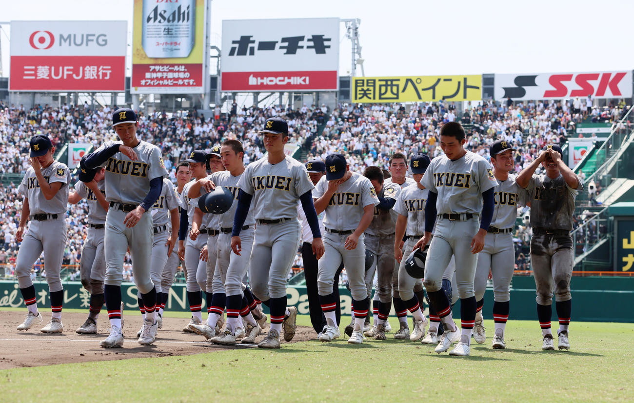 沖縄尚学対仙台育英　沖縄尚学にタイブレークで敗れ号泣する仙台育英ナイン（撮影・加藤哉）