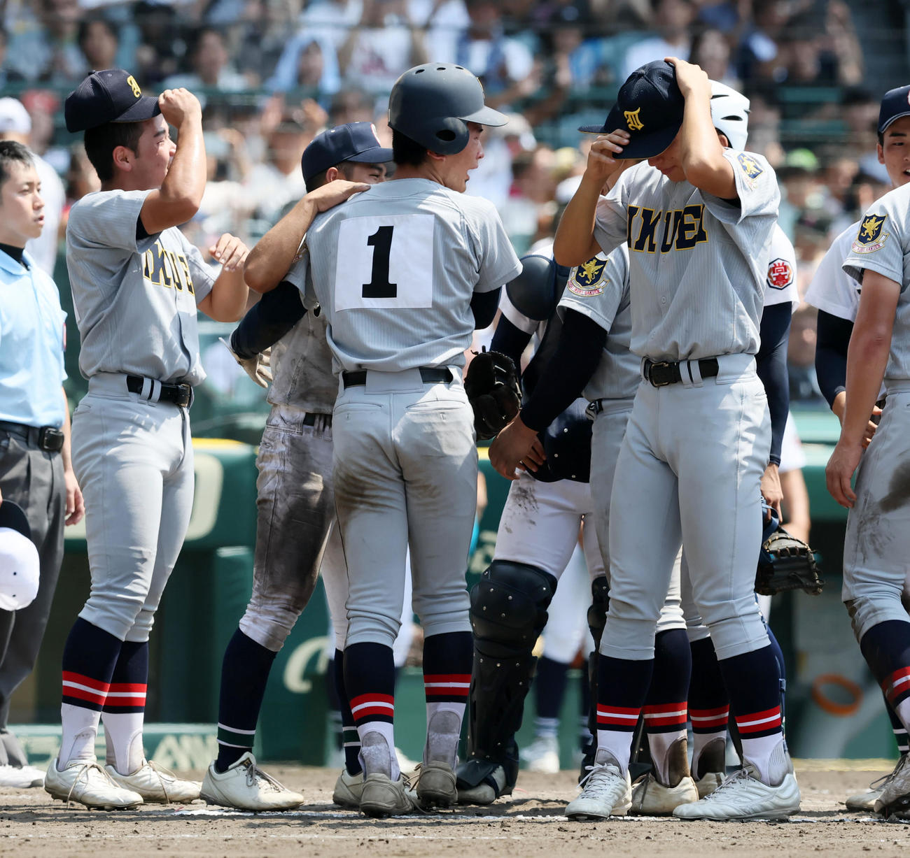 沖縄尚学対仙台育英　試合を終えナインと言葉をかわす仙台育英の吉川（撮影・加藤哉）
