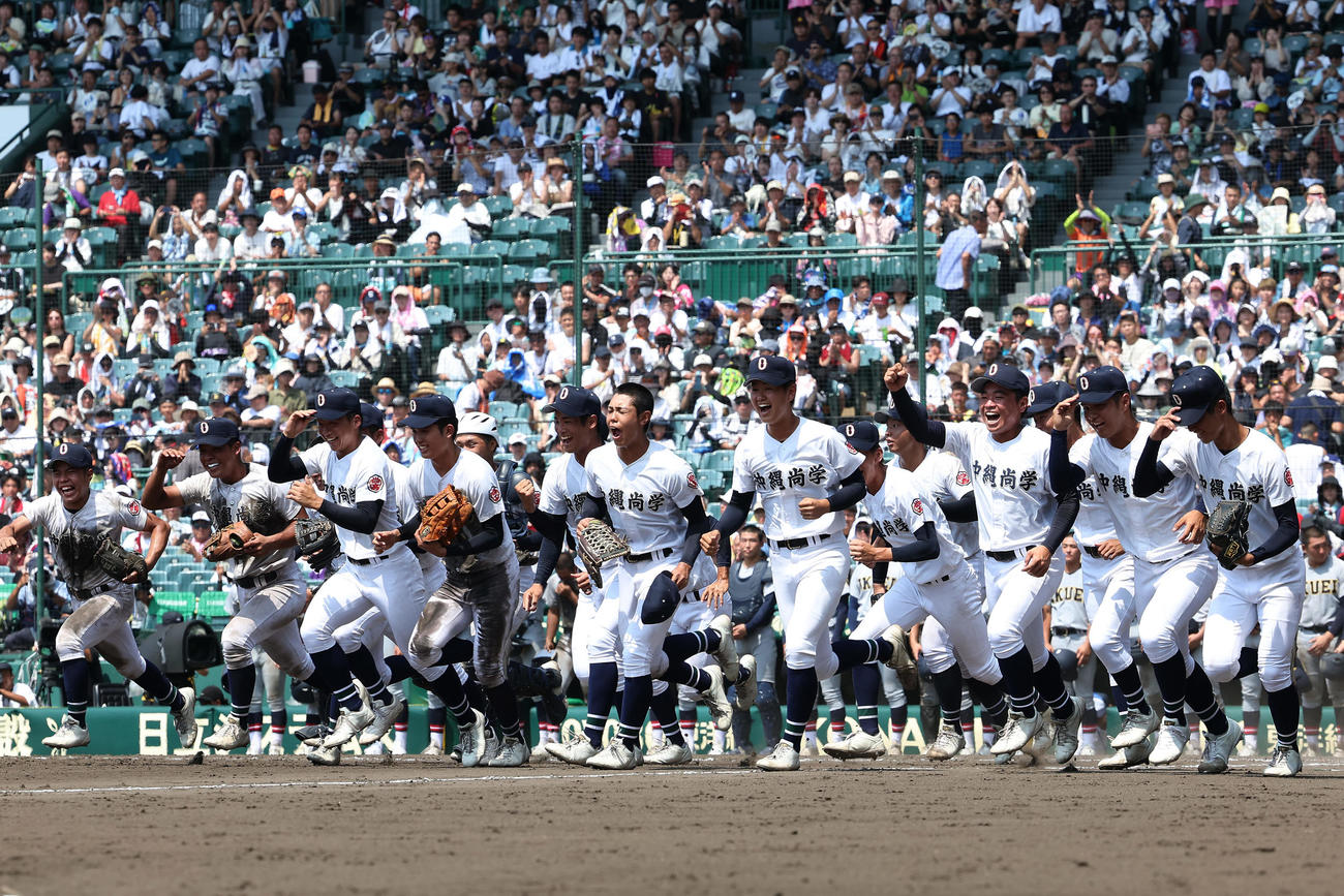 沖縄尚学対仙台育英　仙台育英に勝利し、アルプススタンドに向かって駆け出す沖縄尚学の選手たち（撮影・前田充）