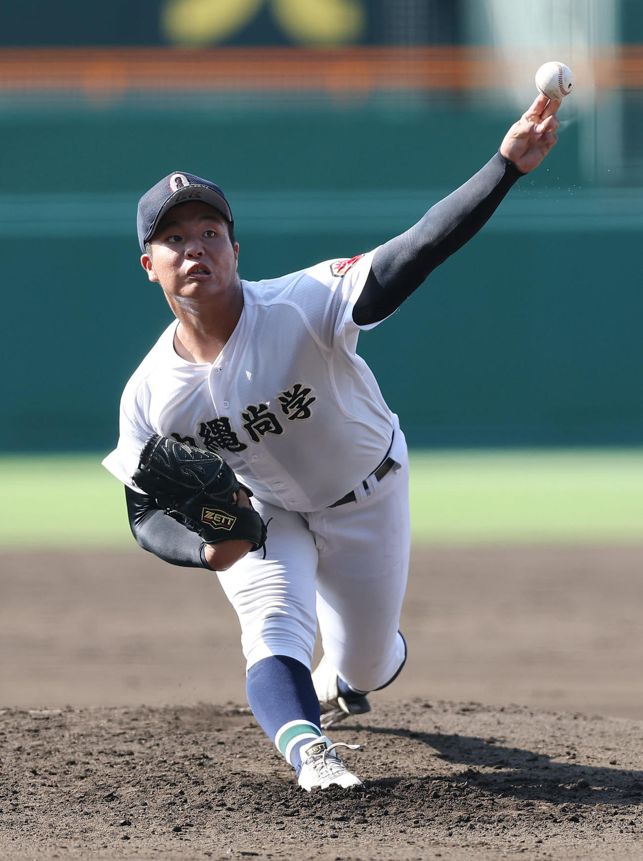沖縄尚学対仙台育英　力投する沖縄尚学先発の末吉（撮影・前田充）