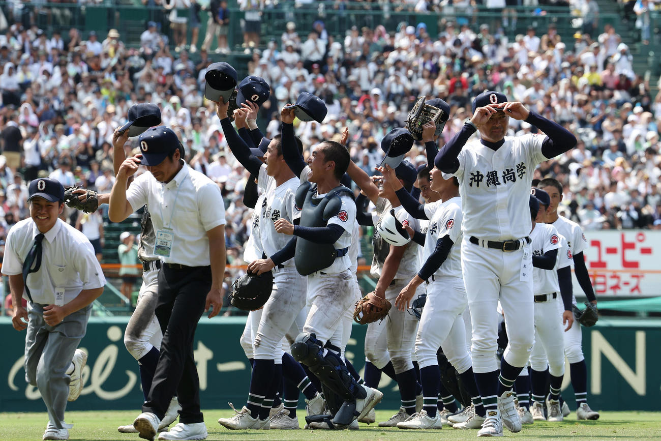 沖縄尚学対仙台育英　仙台育英に勝利し、応援団にあいさつする沖縄尚学の選手たち（撮影・前田充）