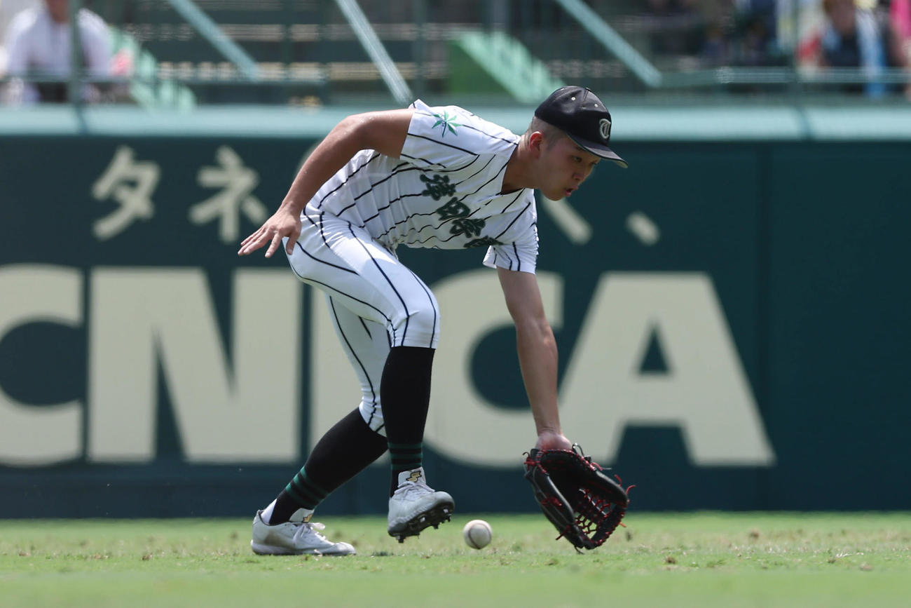 横浜対津田学園　3回表横浜1死二塁、為永の左前適時打を後逸する田中（撮影・前田充）
