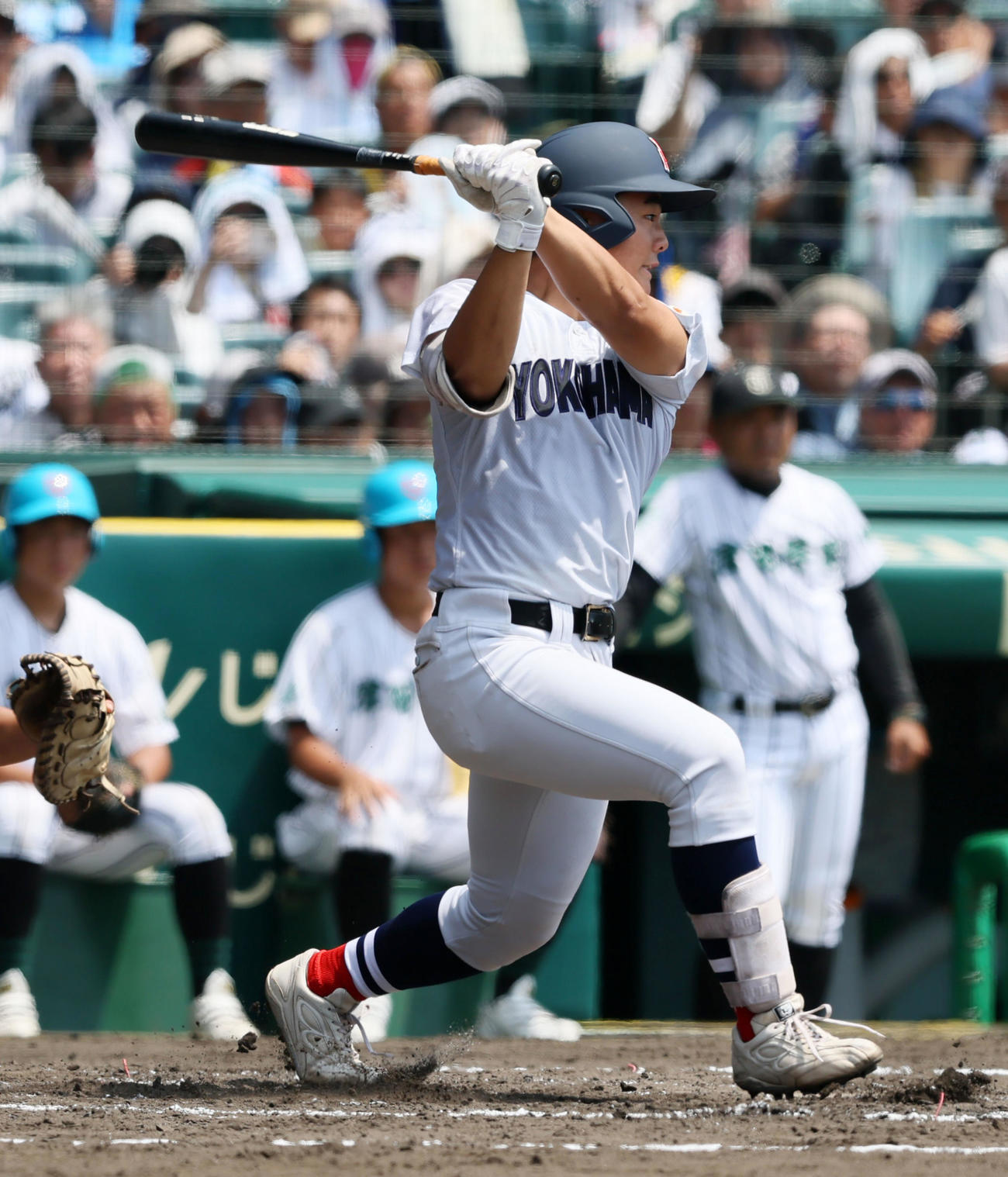 横浜対津田学園　3回表横浜1死二塁、為永は左前打を放ち相手の失策でそのまま生還（撮影・加藤哉）