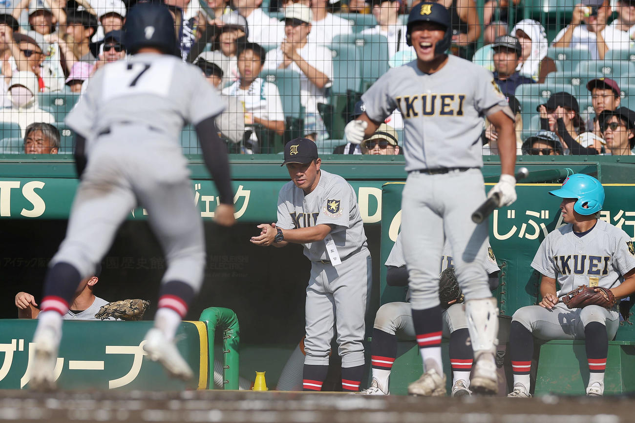 沖縄尚学対仙台育英　1回裏仙台育英2死二塁、川尻の適時打で先制し、ベンチで拍手する須江監督（中央）（撮影・前田充）