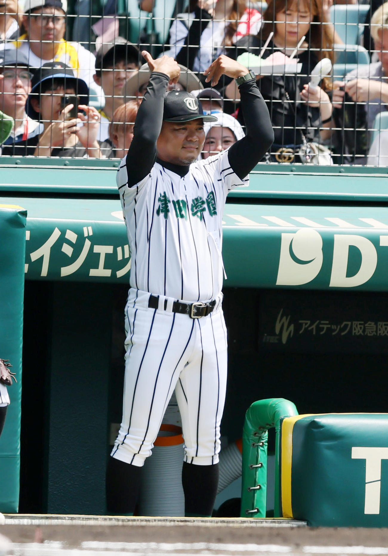 横浜対津田学園　ベンチから選手に指示を送る津田学園の佐川監督（撮影・加藤哉）