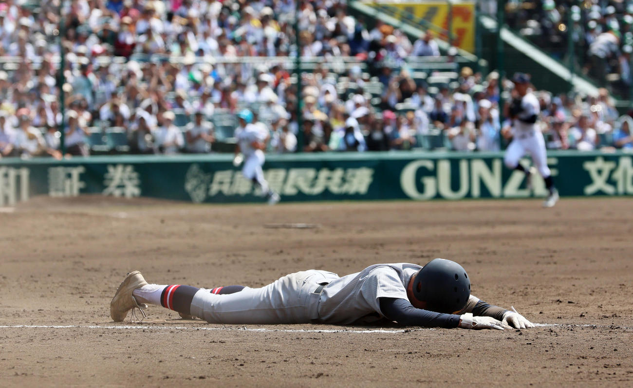 沖縄尚学対仙台育英　11回裏仙台育英2死三塁、吉川は二ゴロに倒れ一塁から起き上がれず（撮影・加藤哉）