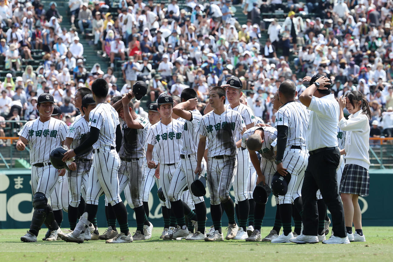 横浜対津田学園　横浜に敗れ、応援団にあいさつする津田学園の選手たち（撮影・前田充）