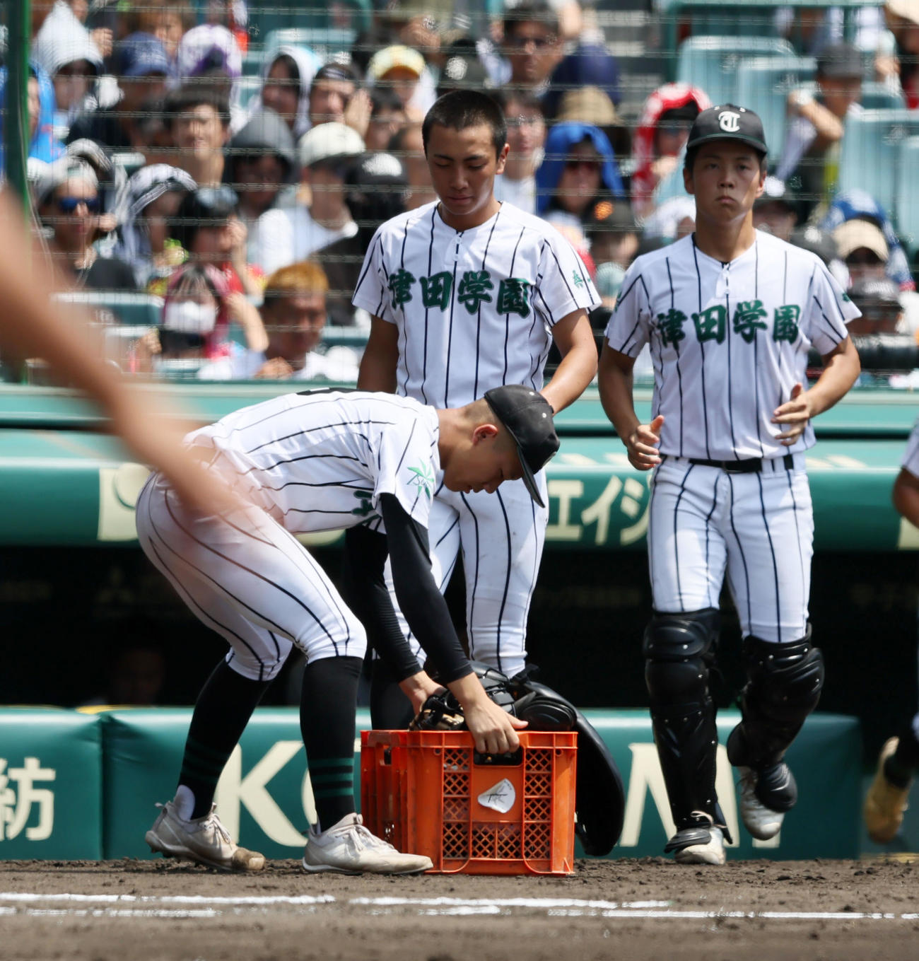 横浜対津田学園　3回表、用具をケースに入れて装着する津田学園ナイン（撮影・加藤哉）
