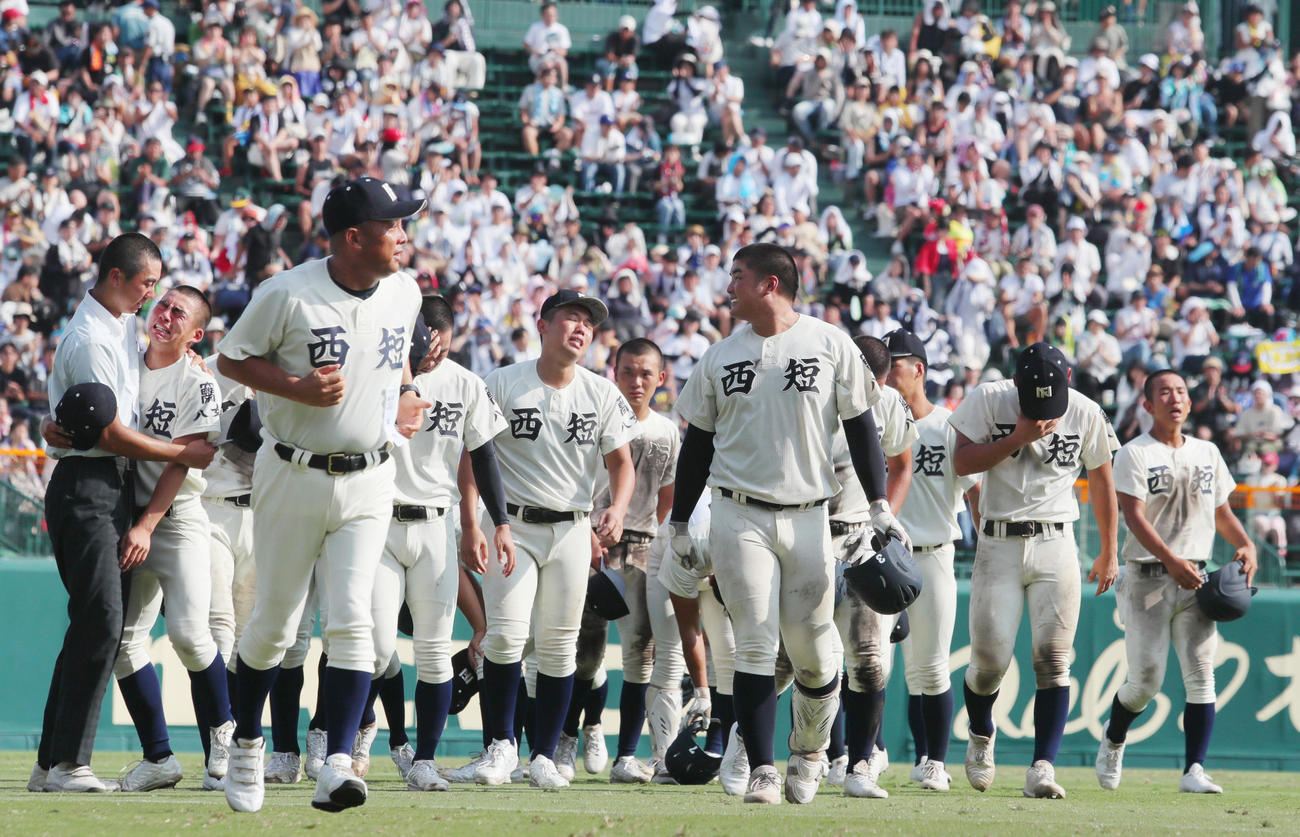 東洋大姫路対西日本短大付　東洋大姫路に敗れ涙する西日本短大付ナイン（撮影・上山淳一）