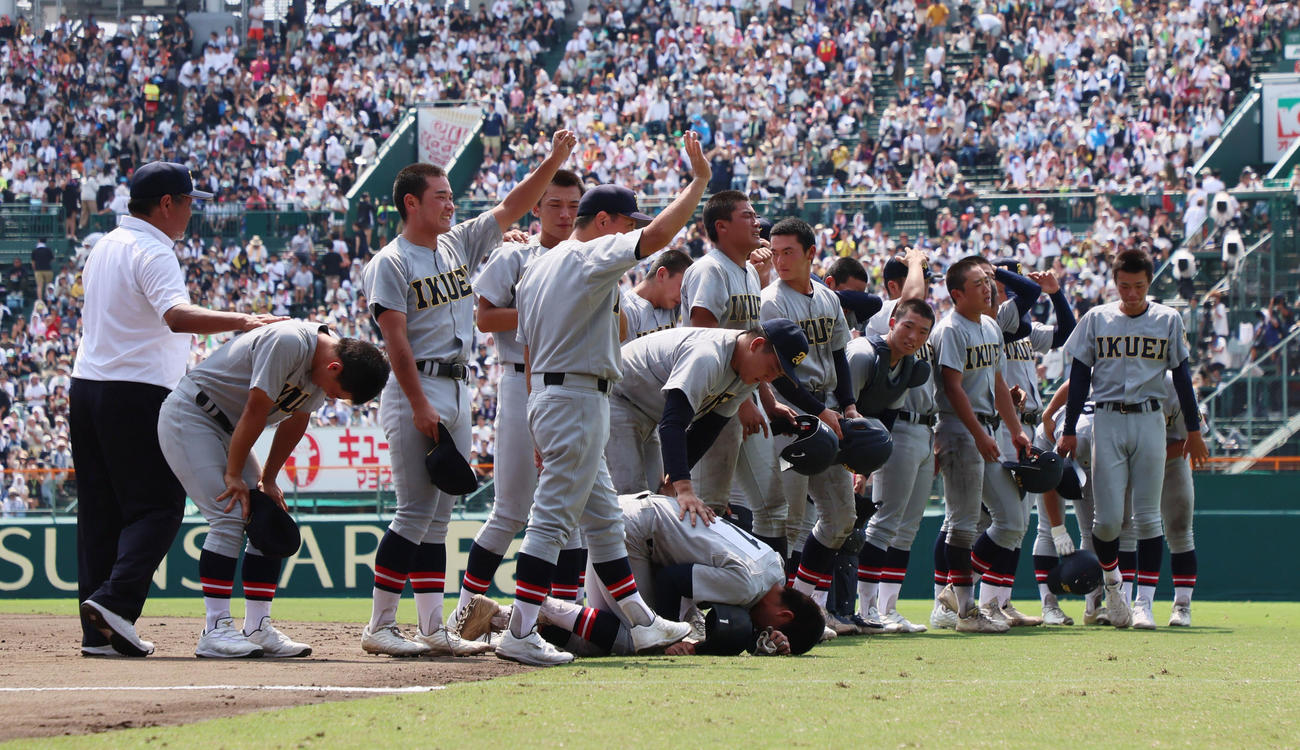 沖縄尚学対仙台育英　沖縄尚学にタイブレークで敗れアルプススタンドの応援団にあいさつした仙台育英ナインの前で泣き崩れる吉川（撮影・加藤哉）