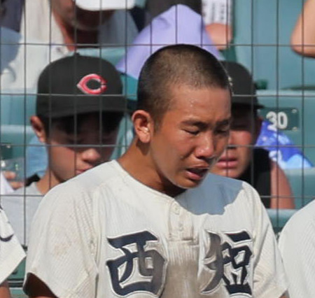敗れて涙を流す西日本短大付・田渕（撮影・宮崎幸一）